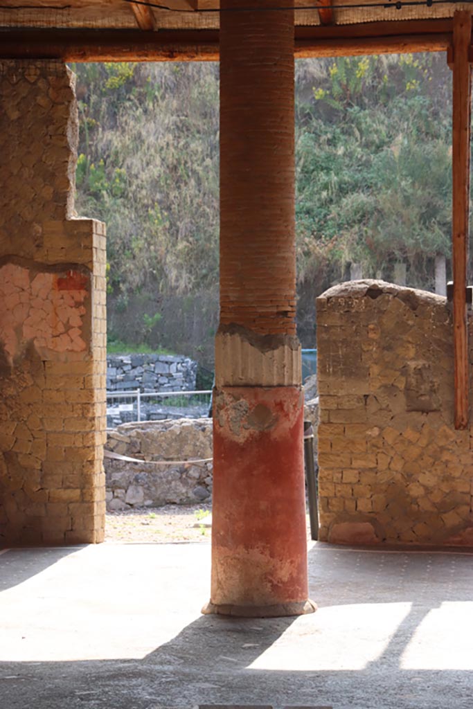 Ins. Orientalis I, 1, Herculaneum, October 2023.
Column on north-east side of impluvium. Photo courtesy of Klaus Heese.